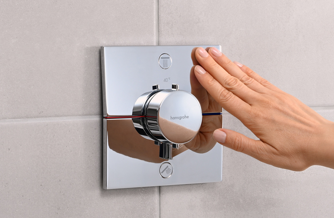 吐水も止水もパネル状の操作スイッチを押すだけです。石けんなどですべりやすい操作も楽にできます。